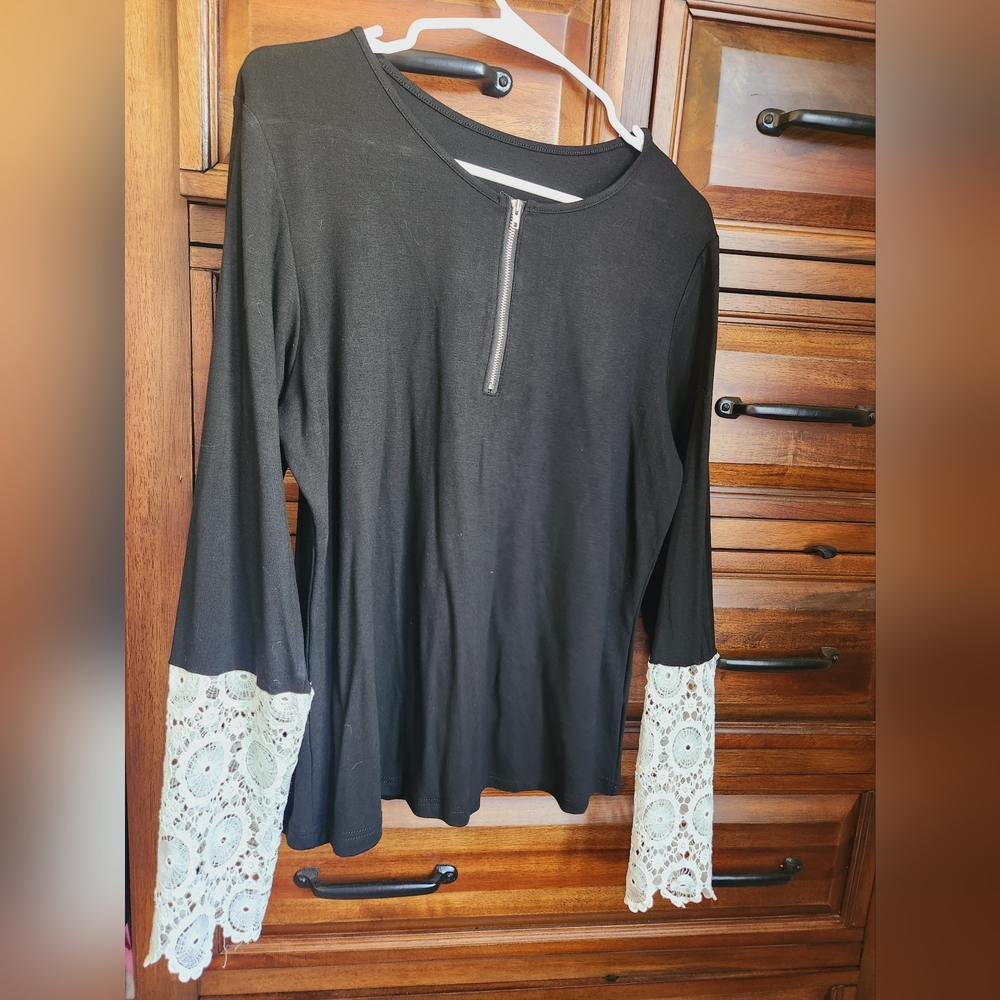 Amazon Essentials - Black long sleeved top with crocheted wrists - Lightweight